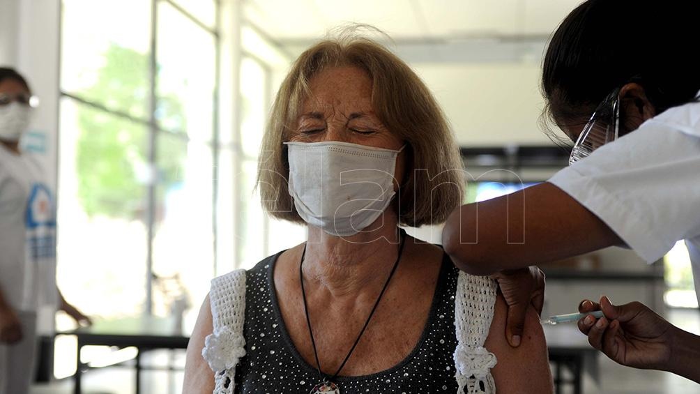 El Gobierno se aseguró la provisión de una cantidad importante de vacunas para completar el proceso de inoculación del personal de salud y de los adultos mayores.